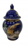 PORCELANA - Lindo e Antigo potiche Oriental, confeccionado em porcelana, no tom azul cobalto e  rica pintura contento pássaro e flores, em ouro velho. Med: 14x5cm.