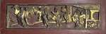 ARTE ORIENTAL - Linda e antiga placa chinesa, circa 1940, ao gosto da dinastia Ming, em madeira nobre, magnificamente entalhada, com douração, decorada por Cena do Cotidiano. Med 15x45 cm. Obs: apresenta marcas do tempo.