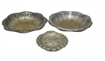 Lote de três peças confeccionado, em metal prateado, sendo duas cestas e uma saboneteira em formato de concha. Med:24x4/24x4/3x16x14cm. Obs. Necessitando de banho.