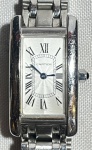 CARTIER - Elegante e raro relógio de pulso suíço, modelo feminino, a quartz, no estilo Arte Deco, com caixa em aço e pulseira em couro. Med 3,5x2 cm (Caixa). Obs: Não garantimos autenticidade, pois não abrimos a maquina. No estado ´´possivelmente bateria.