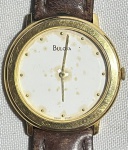 BULOVA - Elegante e raro relógio de pulso suíço, modelo unissex, a quartz, com caixa plaquedor e pulseira em couro. Med.: 3,5 cm (Caixa). Obs: No estado, possivelmente bateria. Não garantimos autenticidade, pois não abrimos a maquina.