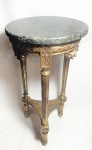 LUIS XV - Lindíssima e antiga coluna francesa, circa 1900, em madeira nobre, banhada a ouro, magnificamente entalhada e torneada, com dois platores. Tampo em mármore negro. Med 65x 30 cm. Obs: apresenta discretas marcas do tempo.