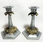 Elegante e antigo par de castiçais portugueses, ao gosto barroco, anos 50, em metal realçado a ouro, ricamente cinzelado decorado por Palmas. Med 16x12 cm.
