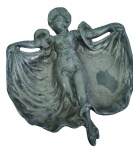 Linda escultura confeccionada em estanho, representando mulher com vestido, Estilo Art Nouveau. Med: 17,5 x 15 x 3cm.