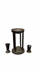 Lote contendo Três antigas peças em metal, sendo um pedestal e dois paliteiro. Med: 21x13/8x4,5/6x4cm.