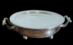 Antigo réchaud espessurado a prata, com pega lateral em formato de galhos, encimado com quatro pés.  Med: 34x26x9cm.