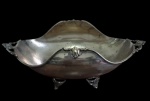 SHELFIELD PLATA COVILHETE - Belíssima molheira confeccionada em metal espessurado a prata, encimada de quatro pés,  bordas e pega lateral com fino acabamento de arabescos vazados.  Med: 22x10x8cm.