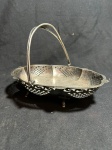 EPNS - Linda antiga e elegante fruteira/centro de mesa européia, confeccionada em metal espessurado a prata finamente cinzelado, apresentando borda vazada e alça retratil. Peça marcada contrastada e numerada na base. Med.: 28x22x7 cm