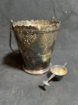 PRATA 90 - Lindo antigo e elegante balde para gelo confeccionado em metal espessurado a prata finamente cinzelado ao estilo art nouveau, apresentando alça com movimento. Peça marcada na base. 15X15 cm