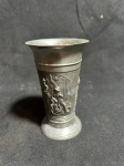 COLECIONISMO - Belíssma antiga e elegante taça anos 30-40 confeccionada em pewter polido finamente cinzelado a mão, decorado por cenas de taberna. Med. 14 cm