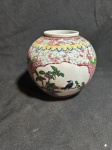ARTE ORIENTAL - Lindíssima antiga e imponente floreira confeccionada em porcelana branca ricamente policromada com acabamentos em esmalte representando Cena de Passaros. Peça marcada na base. Med.: 16x16 cm