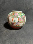 ARTE ORIENTAL -  "Mandarim " - Lindíssima antiga e imponente floreira confeccionada em porcelana branca ricamente policromada com acabamentos em esmalte representando Cena Tipica do Cotidiano. Peça marcada na base. Med.: 16x16 cm