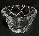 BOHEMIA - Elegante e antigo centro de mesa alemão, Arte Deco, anos 50, em grosso cristal da Bohemia translucido, magnificamente lapidado e lavrado. Med: 13x22 cm.