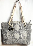 MICHAEL KORS (ORIGINAL) - Elegante bolsa feminina norte americana, em couro, acabamentos em metal dourado, apresentando marcas e grafismos característicos da marca. Med.: 26x40 cm (Sem Alça). Obs: Michael Kors é um designer de moda americano. Ele é o diretor de criação de sua marca, Michael Kors, que vende roupas masculinas e femininas , acessórios, relógios, joias, calçados e fragrâncias. Kors foi o primeiro designer de roupas femininas da casa francesa Celine , de 1997 a 2003. Em 2 de janeiro de 2019, a Michael Kors Holdings Limited mudou oficialmente seu nome para Capri Holdings Limited (NYSE: CPRI). Michael Kors, Jimmy Choo e Versace são as três marcas lideradas pelos fundadores da Capri Holdings Limited. Apresenta discretas marcas do tempo.
