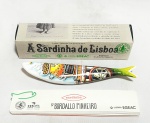 BORDALLO PINHEIRO (A Sardinha de Lisboa" Elegante e rara escultura portuguesa no estilo Arte Deco, datada de 2014. Acompanha catalogo. Acondicionada em caixa original. Med 5x20x5 cm (Caixa). Obs: As Festas de Lisboa celebram-se durante o mês de junho, mas é no final de julho que a sardinha começa a ficar mais bonita e saborosa. Aproveitando o momento, foi apresentada no passado dia 18 de julho  a fresquíssima coleção Sardinha By Bordallo Pinheiro. Esta coleção de sardinhas em faiança é uma iniciativa da marca centenária Bordallo Pinheiro  em parceria com a Câmara Municipal de Lisboa e a EGEAC  que teve início em 2014 e que é renovada anualmente.