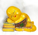 ARTE ORIENTAL -  DIVINDADE - Imponente e raro grupo escultórico chinês, ao gosto dinastia Ching, anos 40/50, em monobloco de madeira, esculpida a mão, magnificamente entalhada, com aplicações em vidro, representando Divindade Repulsada Sobre Livros. Med.: 30x40x15 cm.