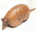 ARTE POPULAR - "Tatu" Imponente e antigo grupo escultórico, regionais brasileiro, em monobloco de madeira nobre esculpido a mão, magnificamente entalhado, representando Cena de Tatu. Med 10x26 cm. Obs: apresenta discretas marcas do tempo.