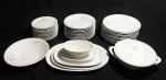 RENNER - Elegante conjunto para jantar, no estilo Arte Deco, anos 70/80, em porcelana ricamente policromada, com decoração Floral. Constando 1 molheira, 1 sopeira, 1 bolw para arroz, 3 travessas, 12 pratos para sobremesa, 11 pratos rasos e 8 pratos fundos. Total: 37 peças. Marcados na base.