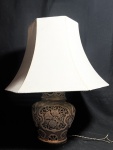 ESCOLA ITALIANA - Grande, imponente e rara luminária de mesa italiana, ao gosto Barroca, anos 50, em cerâmica com linda decoração Floral. Cúpula em tecido. Med 60x50 cm.