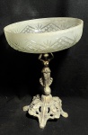 ESCOLA PORTUGUESA - "Pagem"  Lindíssimo e raro centro de mesa/fruteira português, Barroco, circa 1900, em metal finamente cinzelado, representando Cena de Pagem, apoiado sobre base representando Cariátides. Recipiente em cristal Satine, lapidado, decorado por Geométricos. Med 30x27 cm.