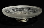 ESCOLA EUROPEIA - "Casal"  Lindíssimo e raro centro de mesa/fruteira europeu, Art Nouveau, circa 1900, em metal finamente cinzelado, representando Cena de Época Com Casal. Recipiente em grosso cristal Satine, lapidado, decorado por Geométricos. Med 9x30 cm.
