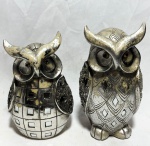 CORUJAS - Par de lindas e estatuetas italiana, Arte Deco, anos 50, em resina banhada a prata, com aplicações em espelhos, olhos em vidro, representando Corujas. Med 18 cm. Obs: apresenta marcas do tempo.