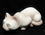 GATOS - Elegante e antigo grupo escultórico Arte Deco, anos 50, em porcelana ricamente policromada, representando Cena de Gato. Med 13x30x17 cm.