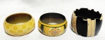 BIJOUX - Três elegantes e antigos braceletes étnico indiano, em chifre, sendo um policromado com guarnições em metal. Med 7 cm (Fechado)