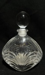 Imponente e antigo perfumeiro alemão, Arte Deco, circa 1940, em grosso cristal translúcido, magnificamente lapidado, decorado por Palmas. Med 13X11 cm.