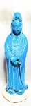 ARTE ORIENTAL - "Divindade" Imponente e antigo, grupo escultórico chinês, circa 1940, ao gosto dinastia Ching, em porcelana na cor azul, representando Cena de Divindade Com Flor. Med 46 cm. Obs: apresenta trincado.