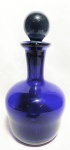 MURANO - Elegante e antiga licoreira italiana, Art Deco, anos 50, em vidro de murano no tom azul, com tampa representando Pinha. Med 27x15 cm.