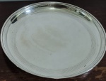 Antiga bandeja confeccionada em metal espessurado a prata.   Medida: 2 cm x 14cm.