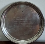 Antiga bandeja confeccionada em metal espessurado a prata. Apresenta inscrição sobre homenagem ao Corpo de Fuzileiros Naval de 1974. Med: 32,5x2cm.