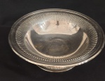 EBERLE  - Antiga fruteira em metal espessurado a prata, com inscrições na base. Med: 28x8,5cm. Obs, pequena mossa na borda.