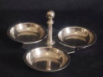 Lote contendo uma Antiga petisqueira espessurada a prata, com triplas divisórias.  Med:8x17cm.