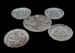 Lote contendo  cinco pratinhos confeccionado em cristal, com decoração em relevo. Med: 17,5x2/13,5x2cm.