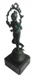 Henry Kossowski  ( Polônia 1855 / França 1921 )  Magnífica e antiga escultura francesa em bronze, ricamente cinzelada e patinada representando "Roquetterie", assinada, marca dafundição Francesa, apoiada sobre base em mármore negro. Altura  60 cm