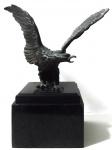 George Barney  Imponente e antiga Escultura representando Águia, em bronze esculpido, cinzelado e patinado. Base em mármore preto Belga, altura 30 cm. Assinada.