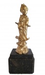 Belíssima Escultura em bronze representando Dama Oriental, esculpida, cinzelada e patinada. Base em mármore. Altura 45 cm.