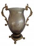Montpellier  Magnífica Ãnfora Francesa em vidro fumê, detalhes foscos, decoração a ouro com motivo floral. Base e peças em bronze esculpido e cinzelado, pés em forma de agarra..Assinado, altura 32 cm.
