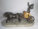 A. Pandianni (Itália-Milano)  Belíssima Escultura Italiana em bronze Artístico; apresentando BIGA ROMANA, gladiador e dois cavalos, base em mármore Italiano Grigio, assinada. Medidas: 30 x 20 cm.