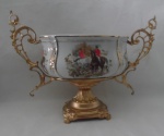Royal Worcester English Porcelain (1er Quarter Séc. XX)  Magnífico Centro de Mesa em porcelana e bronze, apresentando delicada decoração policromada, representando  Caça à Raposa, base e alças vazadas em bronze. Medidas:  Altura 28,5 cm,  comprimento 41 cm, e largura 17 cm. Assinado.