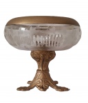 Baccarat  Magnífico Centro de Mesa em cristal Francês da célebre manufatura francesa, em cristal lapidado e gomado, bases e bordas douradas. Apresenta marca gravada, medidas: 21 x 20 cm.