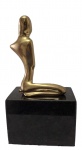 Emmanuel Villanis  (França, 12-12-1888 / 28-08-1914)  Magnífica  Escultura  Francesa em bronze, representando Mulher Sentada, esculpida, cinzelada e patinada. Base em    mármore preto belga. Assinada, altura 38 cm