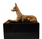 Pierre de Korvez  ( Paris-França, 1968 )  Magnífica  Escultura Francesa em bronze artístico representando Cachorro, esculpida, cinzelada e patinada. Base em mármore preto belga. Assinada, altura total  28 cm