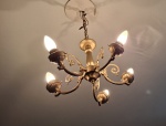Belíssimo lustre francês para 5 luzes, decorado com folhas em acanto, iluminação testada