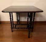 Elegante Mesa Inglesa em Mogno com abas. Medidas:  Aberta  86 x 1,20 x 73 cm; e Fechada: 86 x 73,5 x 40 cm