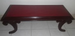 Magnífica Mesa Inglesa Imperium em mogno, formas retas tampo em couro na cor vinho, pés em forma de garra. Medindo: 135 x 55 x 47 cm