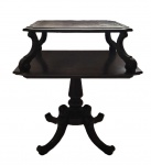 Mesa Inglesa Regency em mogno, formas retas, vazada. Medindo 70 x 70 x 73 cm.