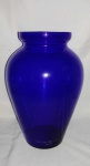 Val Saint Lambert  (Belgic)  Suntuoso Vaso em vidro na coloração azulada, com belo design                               Europeu, assinado. Altura 42 cm.